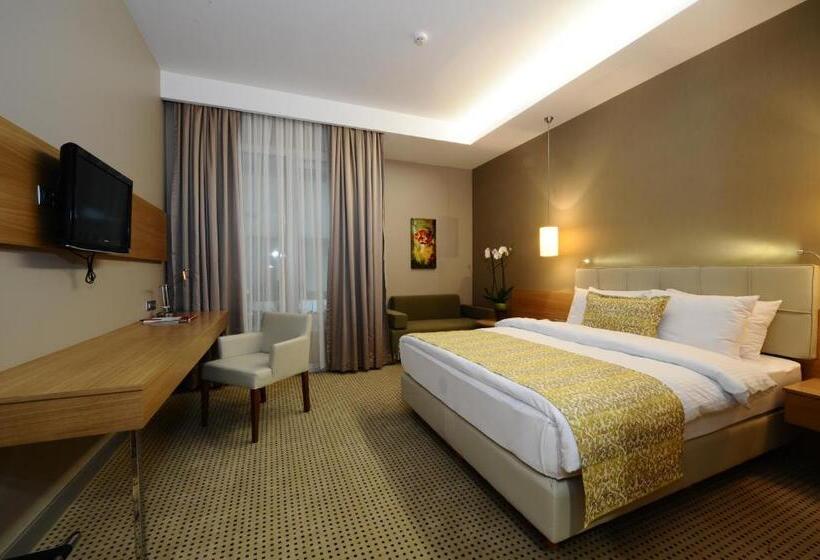 اتاق استاندارد با تخت دو نفره بزرگ, Ramada By Wyndham Podgorica