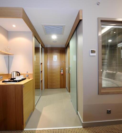 اتاق استاندارد با تخت بزرگ, Ramada By Wyndham Podgorica