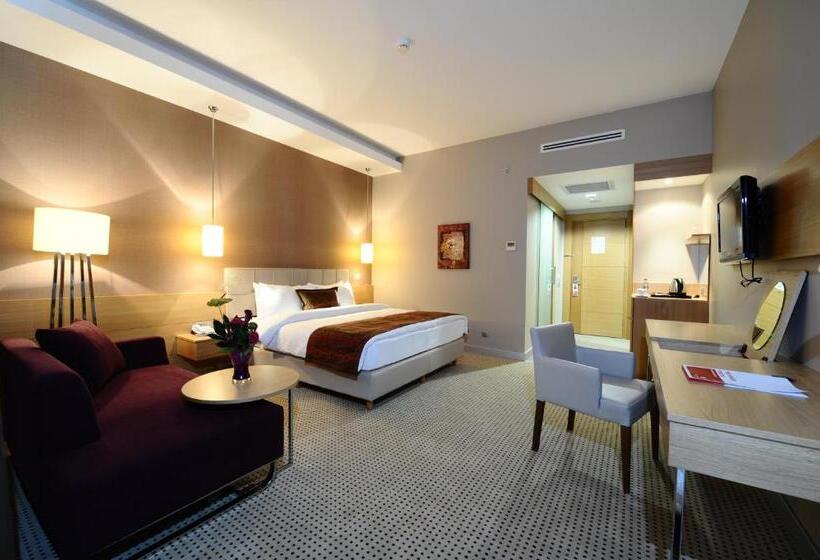اتاق اجرایی با تخت بزرگ, Ramada By Wyndham Podgorica