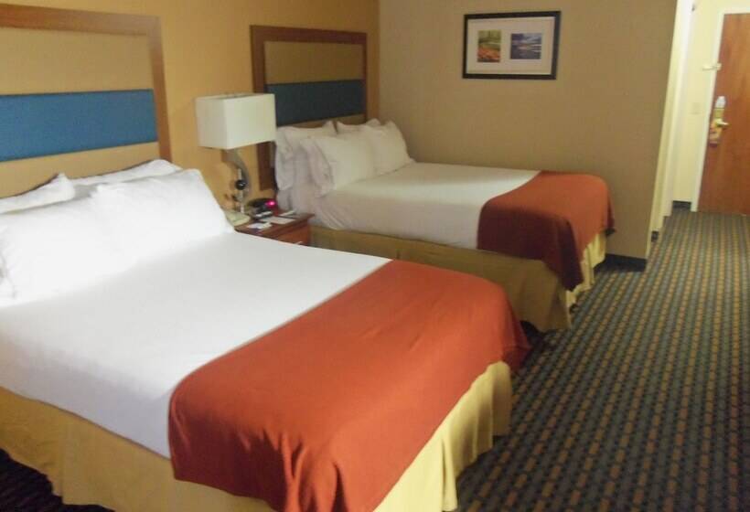 Номер Стандарт 2 Двуспальные Кровати, Holiday Inn Express Hotel & Suites Sanford, An Ihg