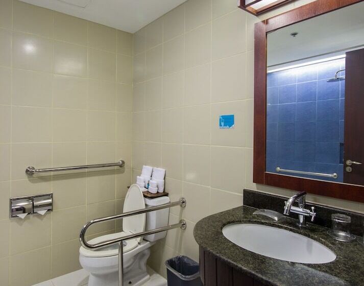 适合残疾人士使用的带双人床的标准间, Microtel By Wyndham Mall Of Asia