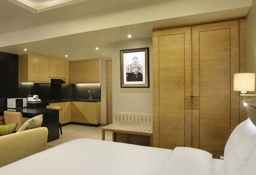 带大床的标准工作室, Doubletree Suites By Hilton Bengaluru Outer Ring Road