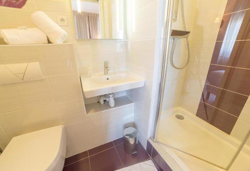 اتاق استاندارد سه نفره, The Originals Boutique, Hôtel Les Poèmes De Chartres
