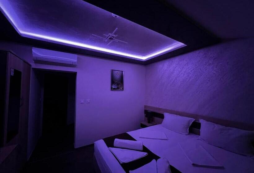 חדר סטנדרט לשלושה, Central
