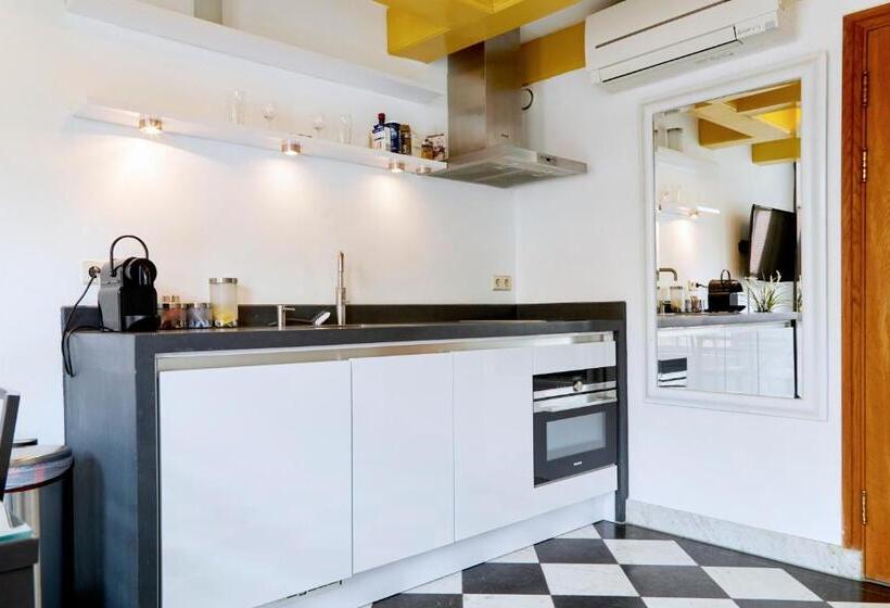 اتاق لوکس با تخت بزرگ, Modern Canal House Loft   City Center