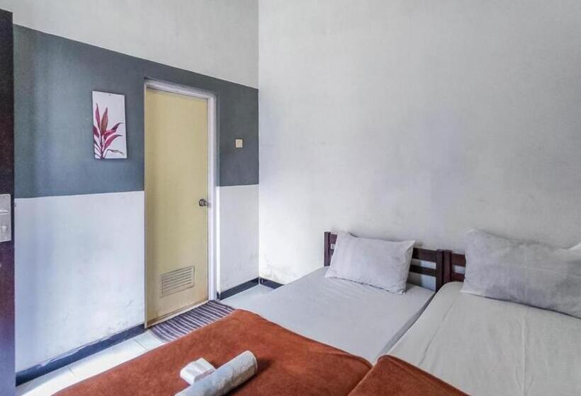 Номер Стандарт, Kartini Guest House Near Alun Alun Probolinggo