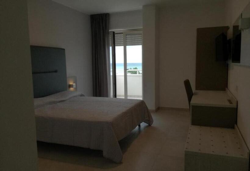 اتاق سه نفره دلوکس با چشم‌انداز دریا, Nuovo Hotel Settibi 20m Dalla Spiaggia