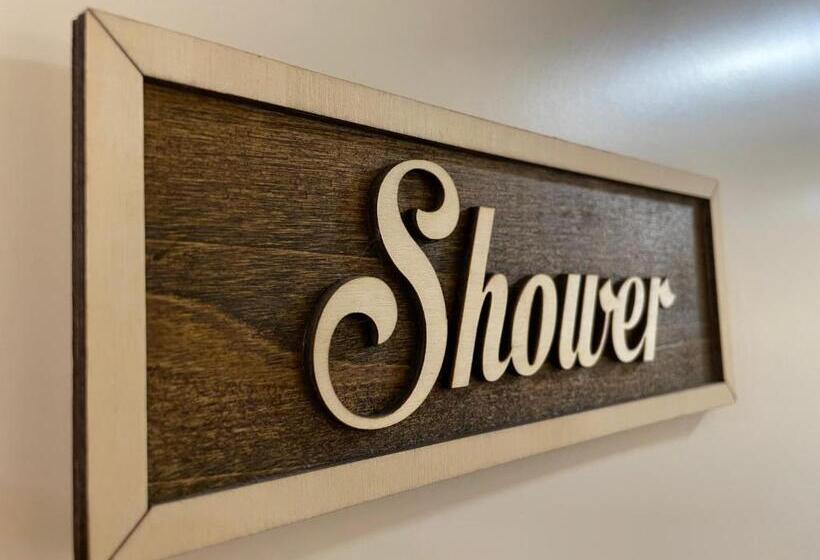 اتاق استاندارد سه تخته با سرویس بهداشتی مشترک, Dolar Rooms
