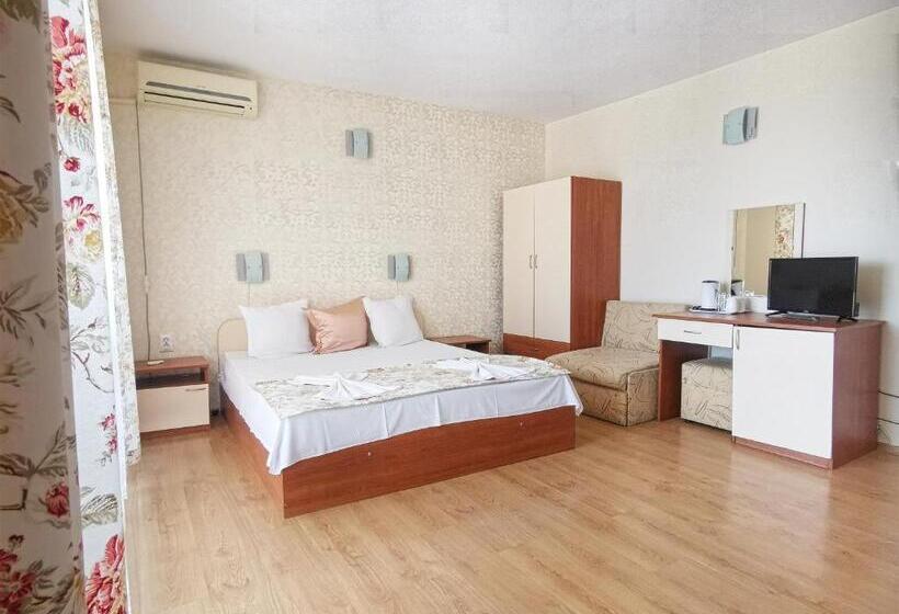 标准三人间, Villa Mirage