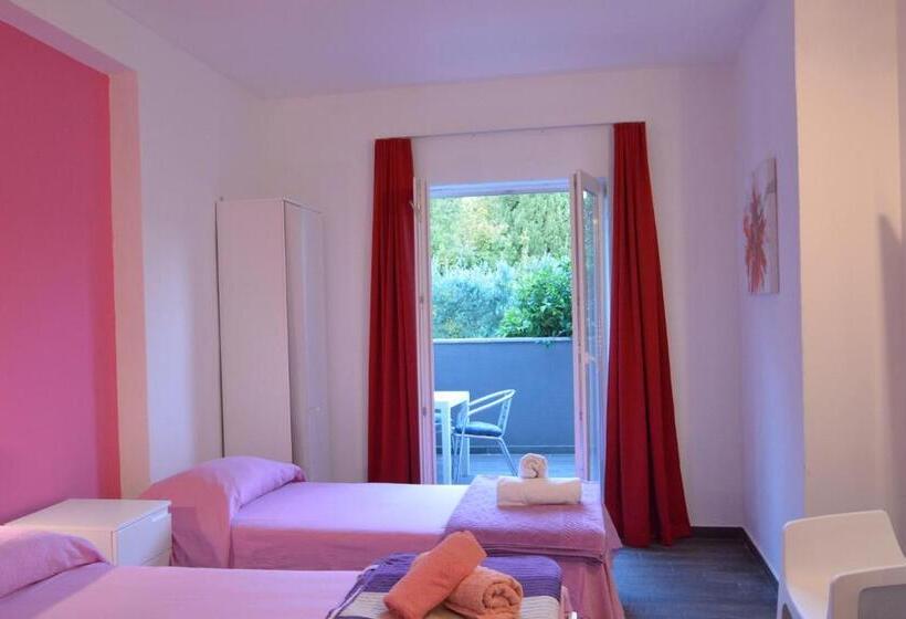 اتاق استاندارد سه نفره, Villa Avantgarde