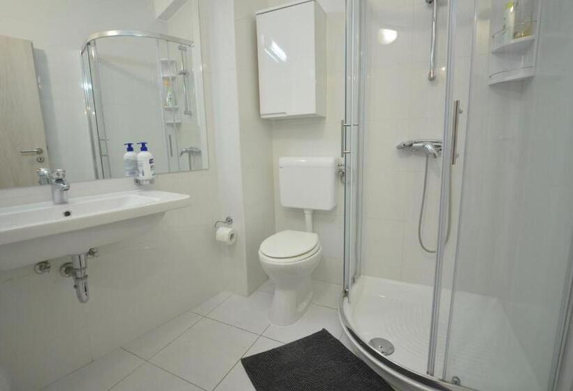 اتاق استاندارد سه نفره, Villa Avantgarde