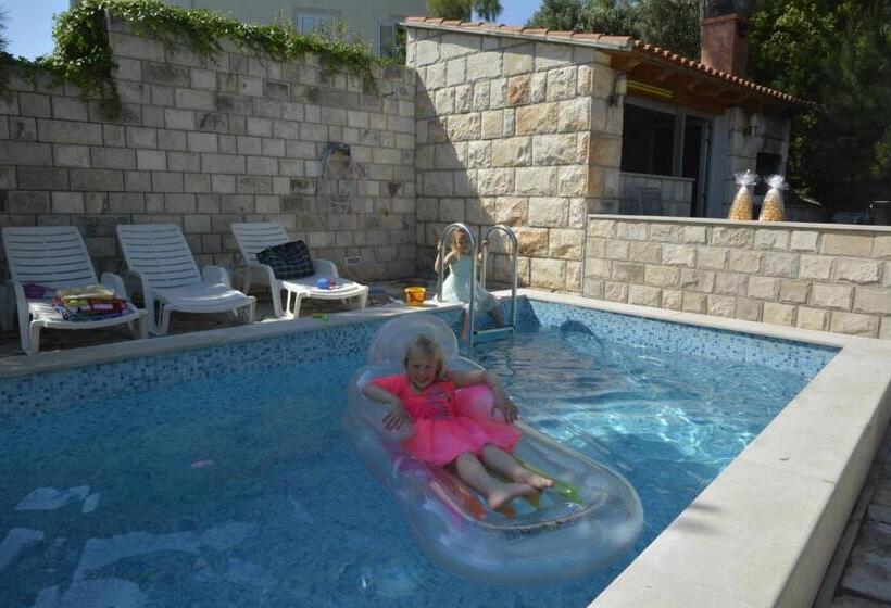 آپارتمان 2 خوابه, Villa Avantgarde