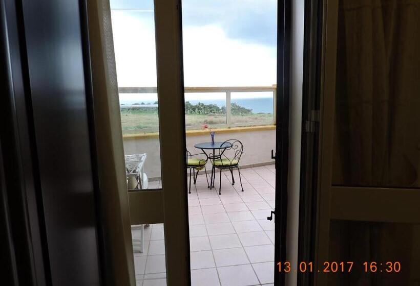 اتاق استاندارد با بالکن و چشم‌انداز دریا, B&b Aquila Reale