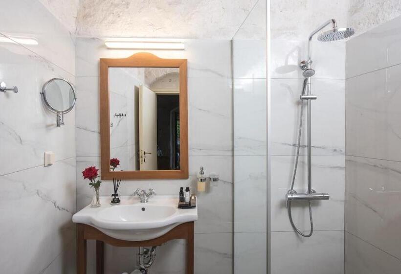 سوییت با چشم‌انداز باغ, Happy Cretan Suites