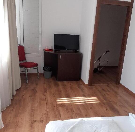 اتاق استاندارد با سرویس بهداشتی مشترک, Old Pensiunea Otopeni