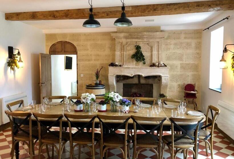 Трехместный Номер Стандарт Вид на Сад, Chambres D Hôte & Gîte Château Le Conte   Saint Emilion