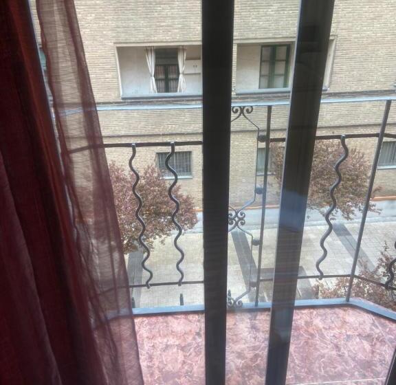 اتاق استاندارد با سرویس بهداشتی مشترک, Lf Habitación Familiar Con Balcón Y Baño Privado   No Fumadores   Sin Ascensor