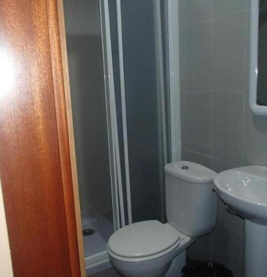 اتاق استاندارد با سرویس بهداشتی مشترک, Lf Habitación Familiar Con Balcón Y Baño Privado   No Fumadores   Sin Ascensor