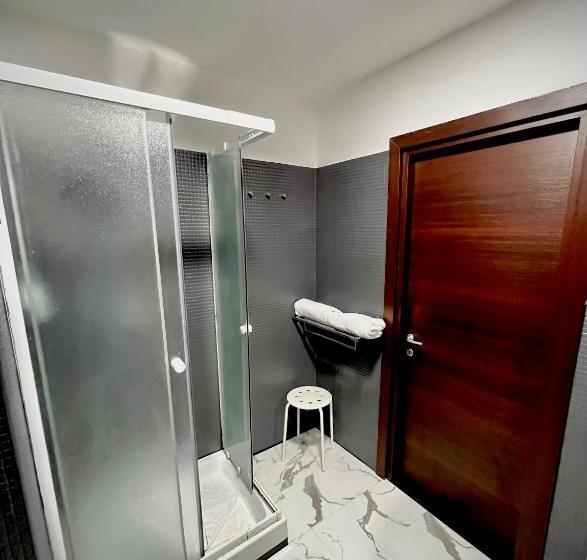 اتاق سه‌نفرۀ استاندارد با سرویس بهداشتی بیرون از اتاق, Prati Comfort