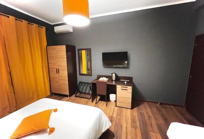 اتاق سه‌نفرۀ استاندارد با سرویس بهداشتی بیرون از اتاق, Prati Comfort