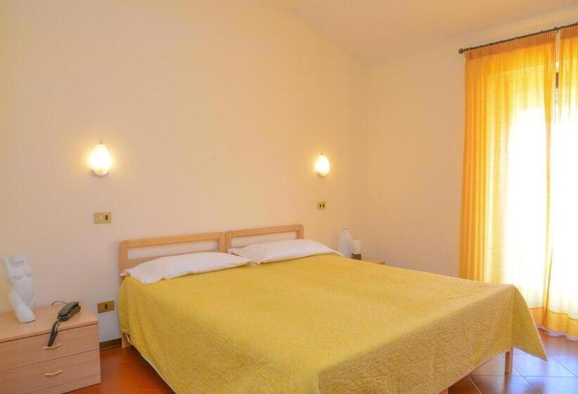اتاق استاندارد چهارنفره با بالکن, Garni Onda