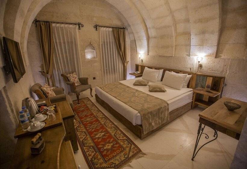 سوییت جونیور, Divan Cave House