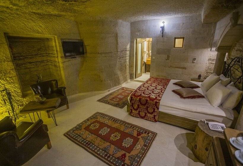 سوییت جونیور, Divan Cave House