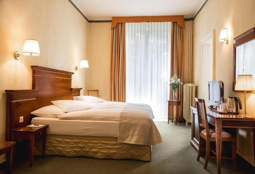 Economy Triple Room, Reine Victoria