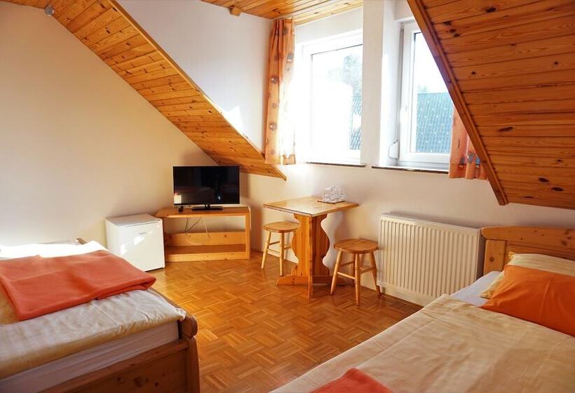 Economy Triple Room, Rooms & Apartments Pr Matjon