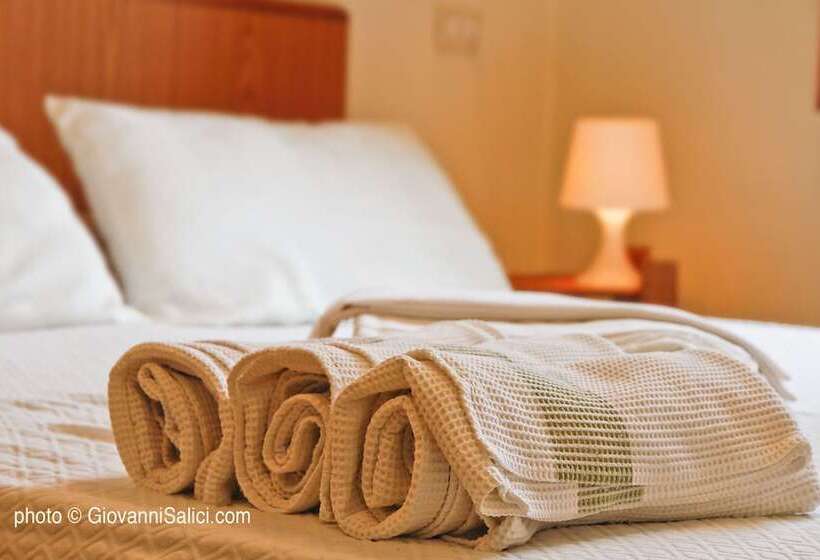 اتاق استاندارد سه تخته با سرویس بهداشتی مشترک, Santangela Hostel & Rooms