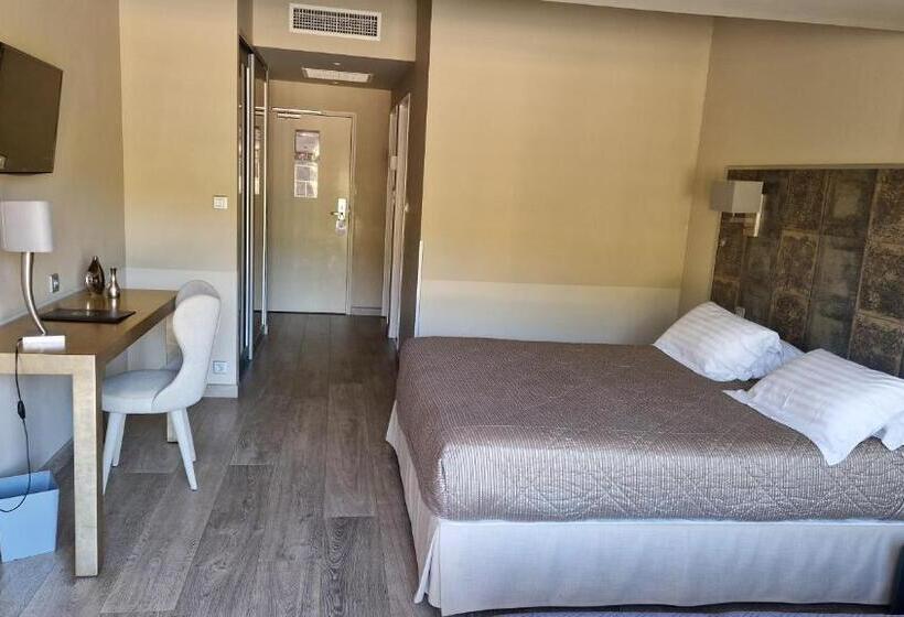 اتاق خانوادگی با چشم‌انداز باغ, Hôtel Abbartello