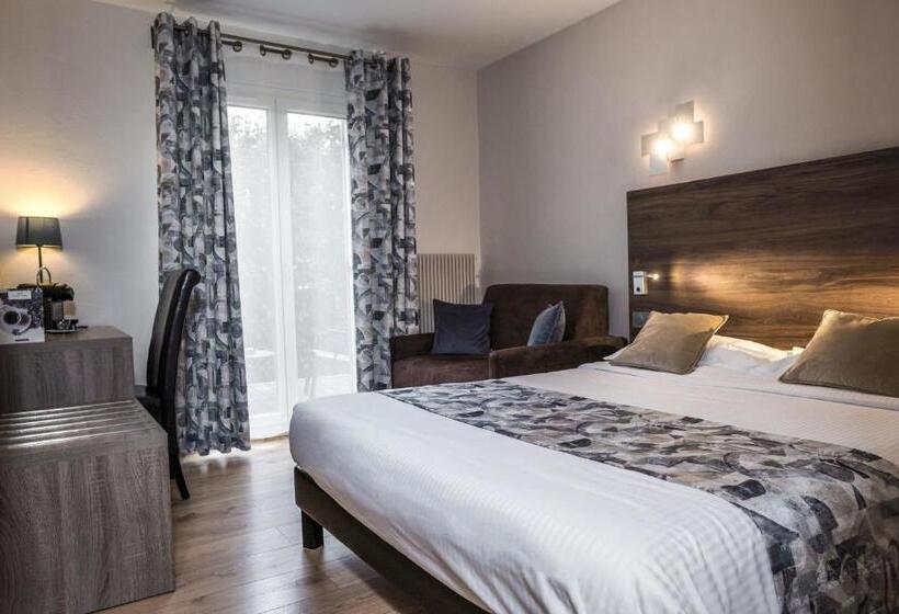 수피리어 트리플 룸, Logis Hotel Le Petit Casset
