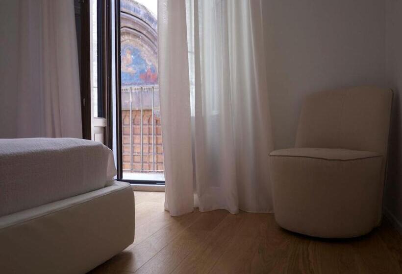 سوییت لوکس, Stella Casabono