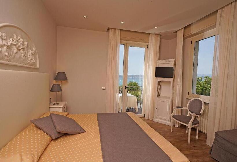 Superior room with lake view, Marconi