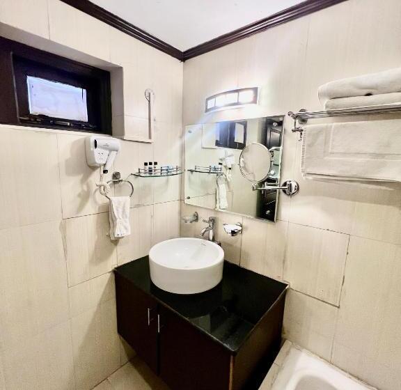 اتاق سوپریور با تخت بزرگ, Sea Hawk Hill Resort A Luxury Boutique Resort, 20 Km From Nainital