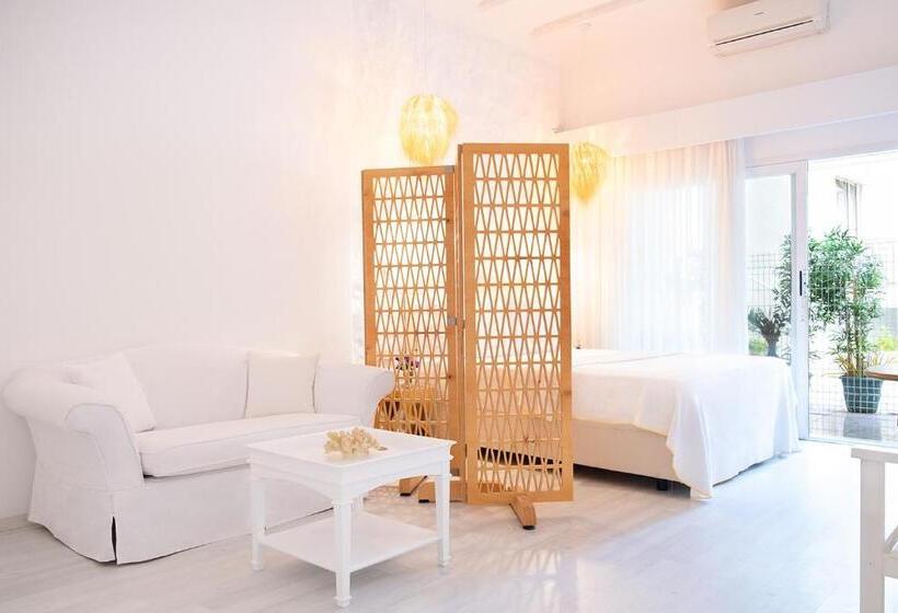 سوئیت با بالکن, Yasos Suites