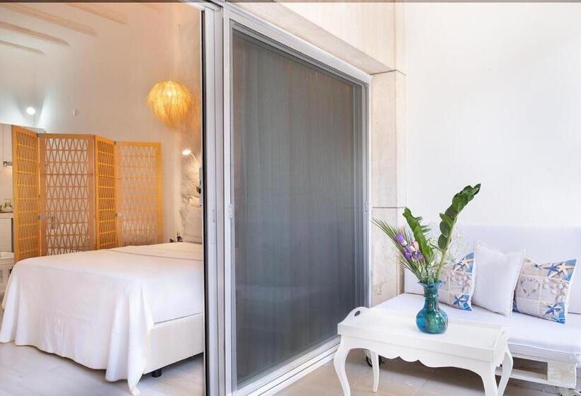 سوئیت با بالکن, Yasos Suites