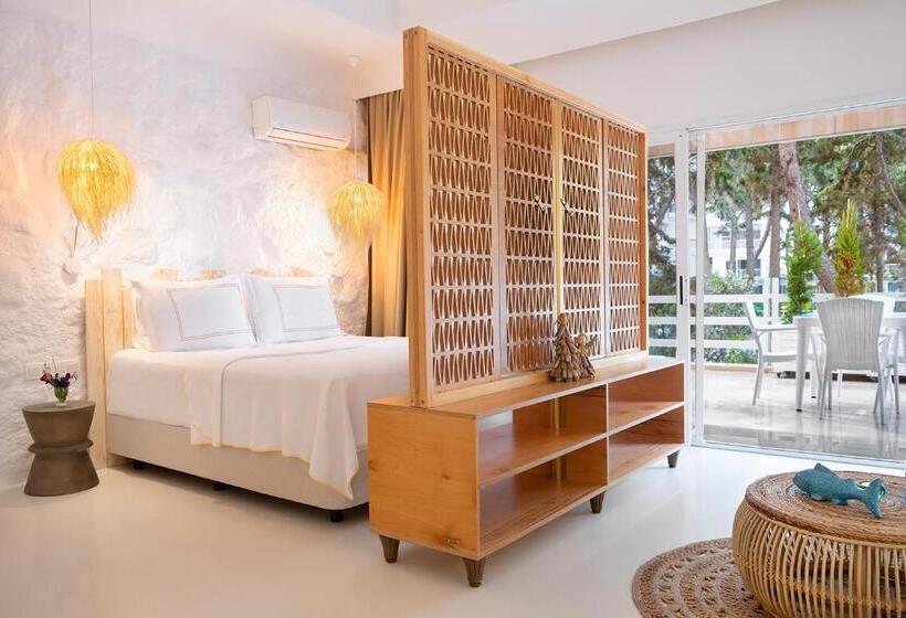 اتاق لوکس سه تخته, Yasos Suites