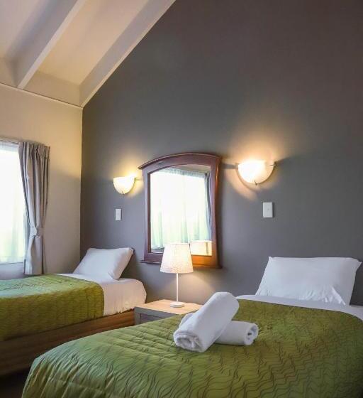 Семейный Номер, Airport Manor Inn