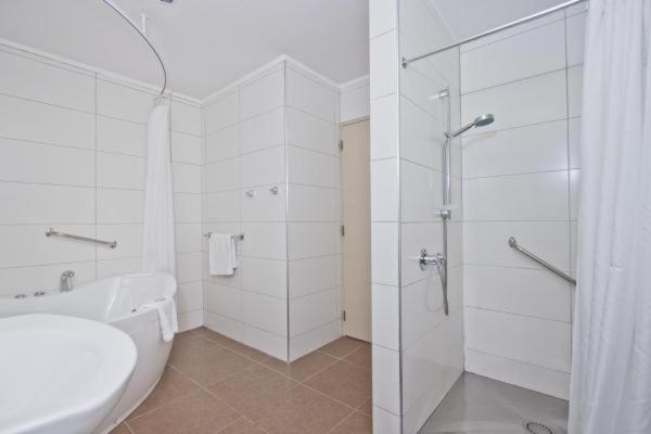 Family Suite, Airport Manor Inn