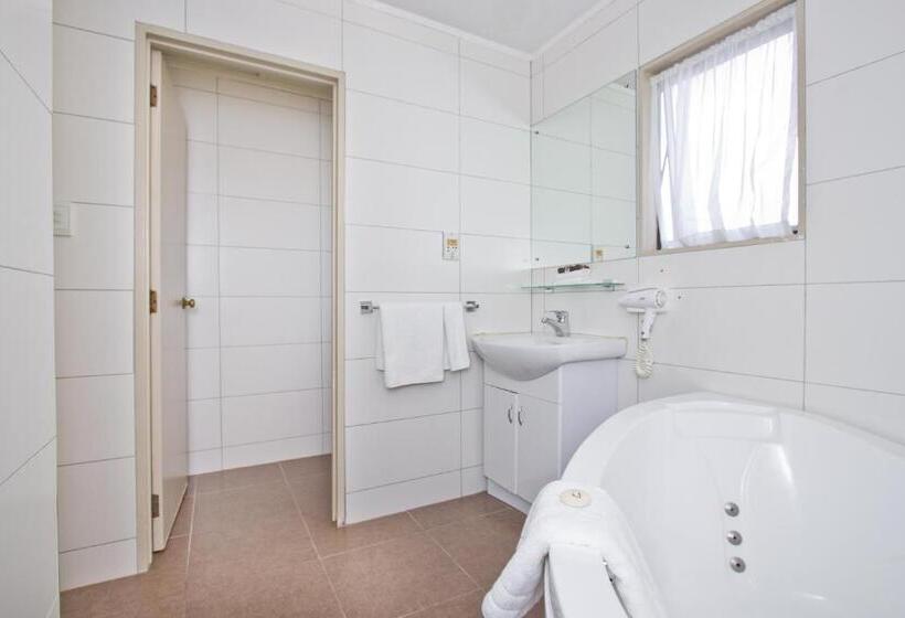 Family Suite, Airport Manor Inn