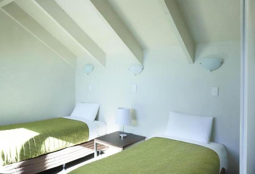 Пентхаус, Airport Manor Inn