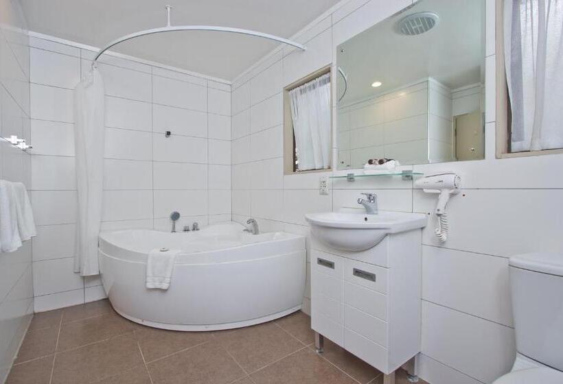 Семейный Номер, Airport Manor Inn