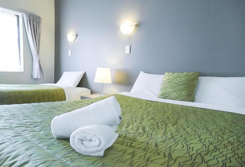 Quarto Familiar, Airport Manor Inn