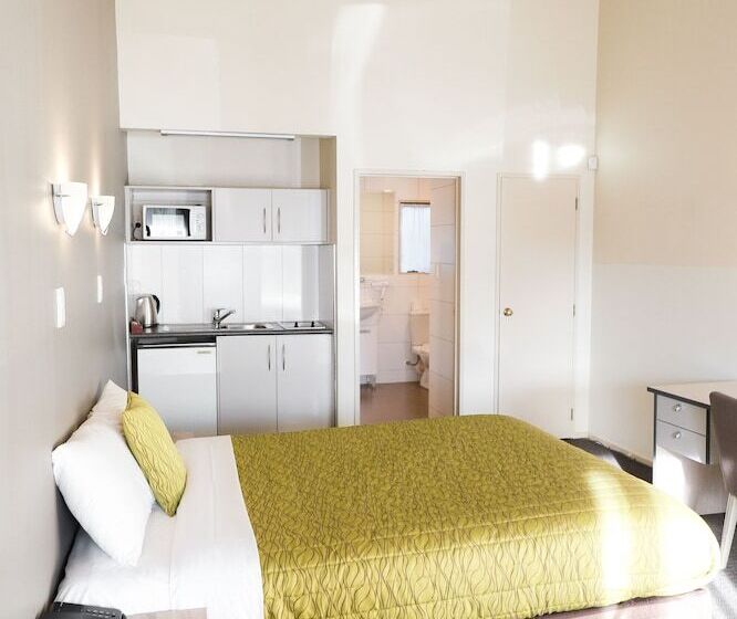 Номер Стандарт, Airport Manor Inn