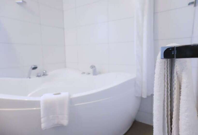 Номер Стандарт с Гидромассажем, Airport Manor Inn
