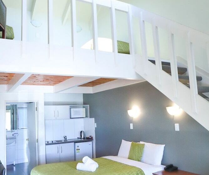 Quarto Familiar, Airport Manor Inn