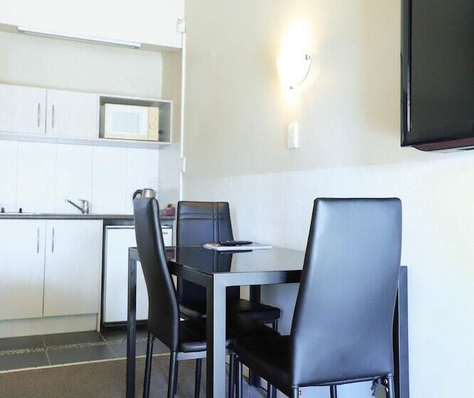 Семейный Номер, Airport Manor Inn