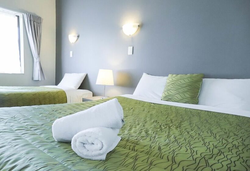 Quarto Familiar, Airport Manor Inn