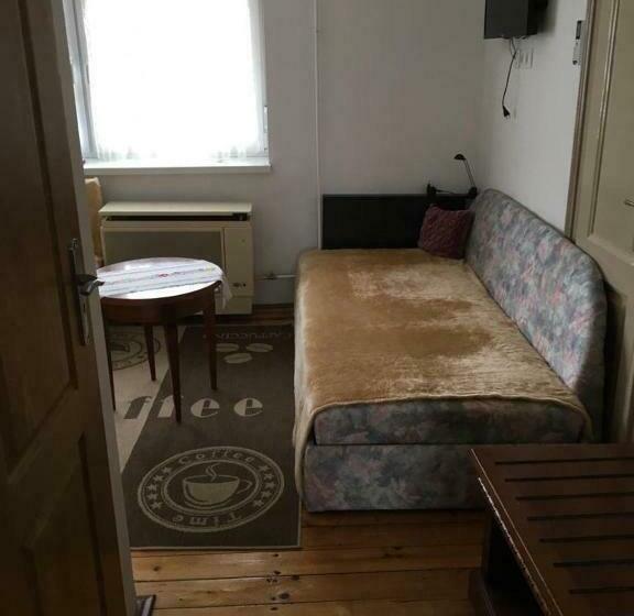 اتاق استاندارد سه نفره, Dombi Porta